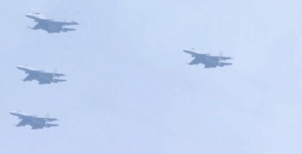 卢深策略 航母佩剑！歼-15T、歼-35等舰载机飞临阅兵场
