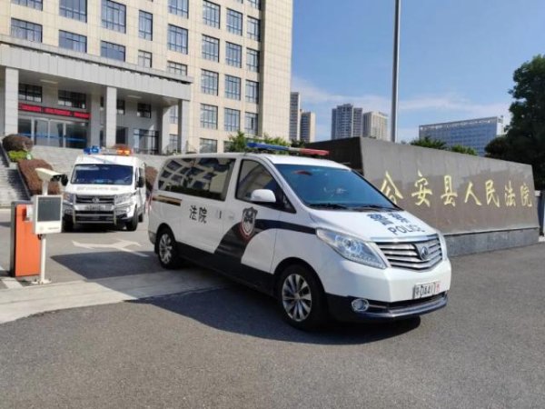 金勺子 案中案：巨额“灰色收入”存进原保姆账户之后……