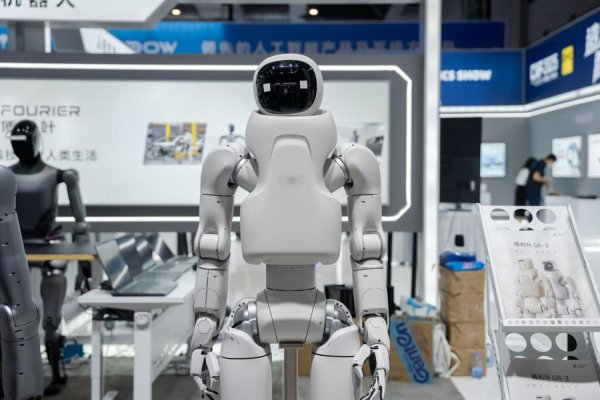 优配资 傅利叶第三代人形机器核心产品矩阵“添丁”，55个自由度的“宇航员”亮相